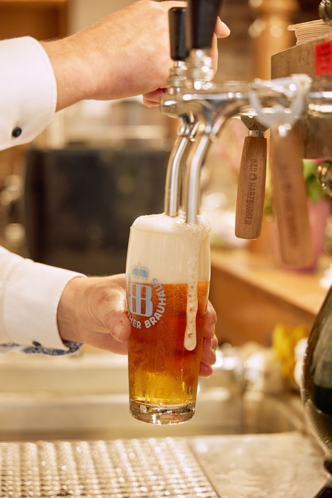 frisches leckeres bier wird gezapft bei uns im forsthaus barsberge