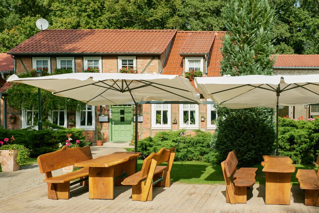 ein wunderschöner biergarten befindet sich direkt vor dem forsthausbarsberge